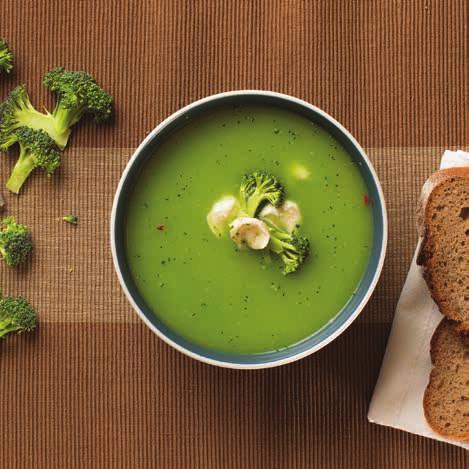 SOBOTA / večerja Brokolijeva juha z mocarelo Čas priprave: 15 min -- 250 g (ena glavica) brokolija -- bio čebula NATUR AKTIV -- česen -- muškatni orešček -- poper LE GUSTO -- kos polnozrnatega ali