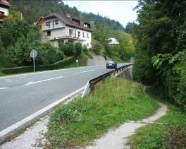 Pot proti šoli se nadaljuje po Lokalni cesti skozi stari del Bistrice.