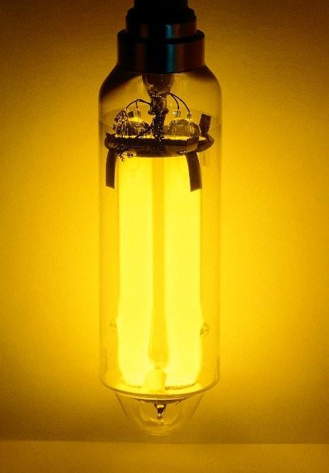 Zelo burno reagira z vodo (pri reakciji nastajata natrijev hidroksid (NaOH) in vodik (H 2)), na zraku pa oksidira in ga je zato treba hraniti Slika 5: Natrij v petroleju. Gori z rumenim plamenom.
