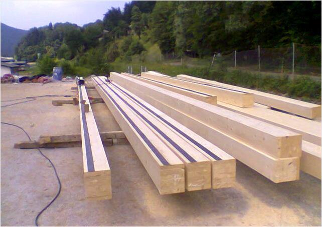 ima bolj enakomerne in boljše mehanske lastnosti kot les. Leseni lepljeni lamelirani konstrukcijski elementi so industrijski gradbeni elementi, za katere je značilna velika stopnja prefabrikacije.