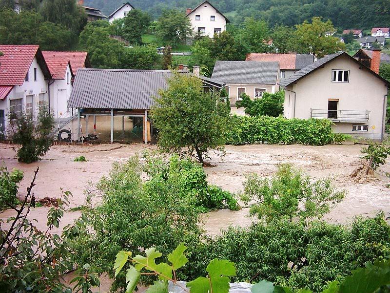 Višek poplav reke Sevnice. Reka Sevnica je v nedeljo 21.8.2005 okrog 9.ure zjutraj poplavila širša področja ob strugi.