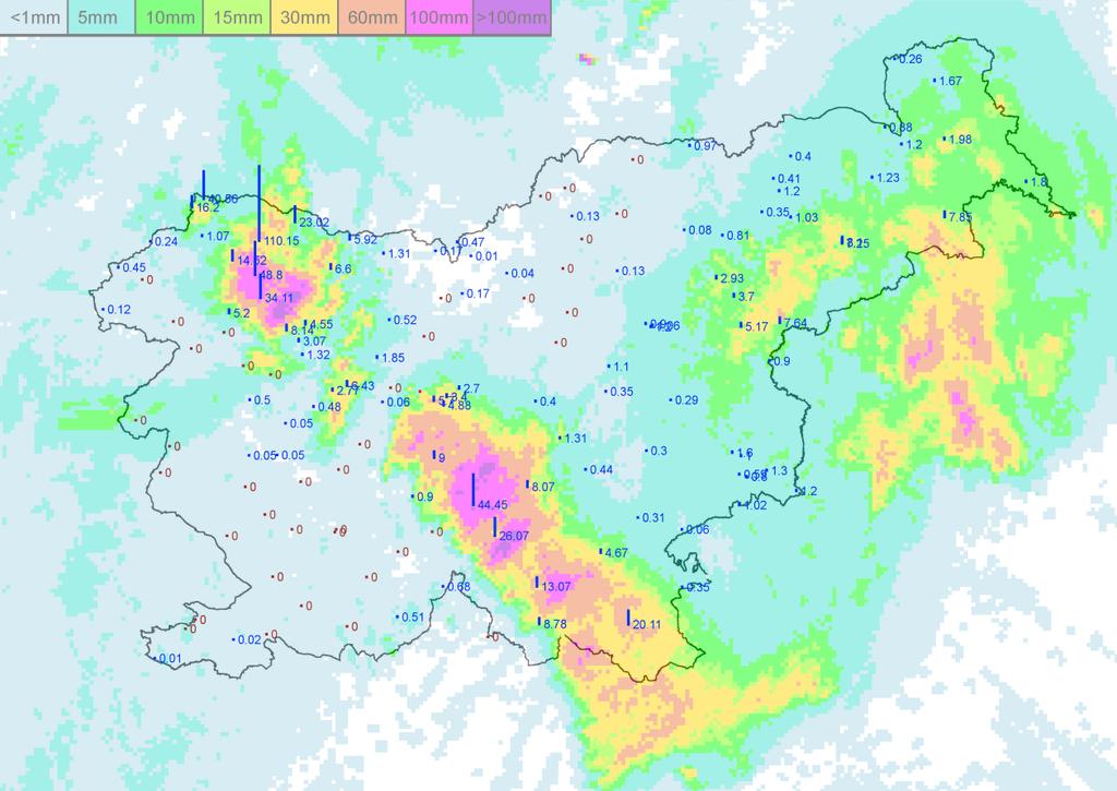 Slika 12. 24-urna višina padavin do jutra 12. junija na samodejnih meteoroloških postajah (stolpci in številčne vrednosti) in ocena iz radarskih meritev (barvna lestvica).