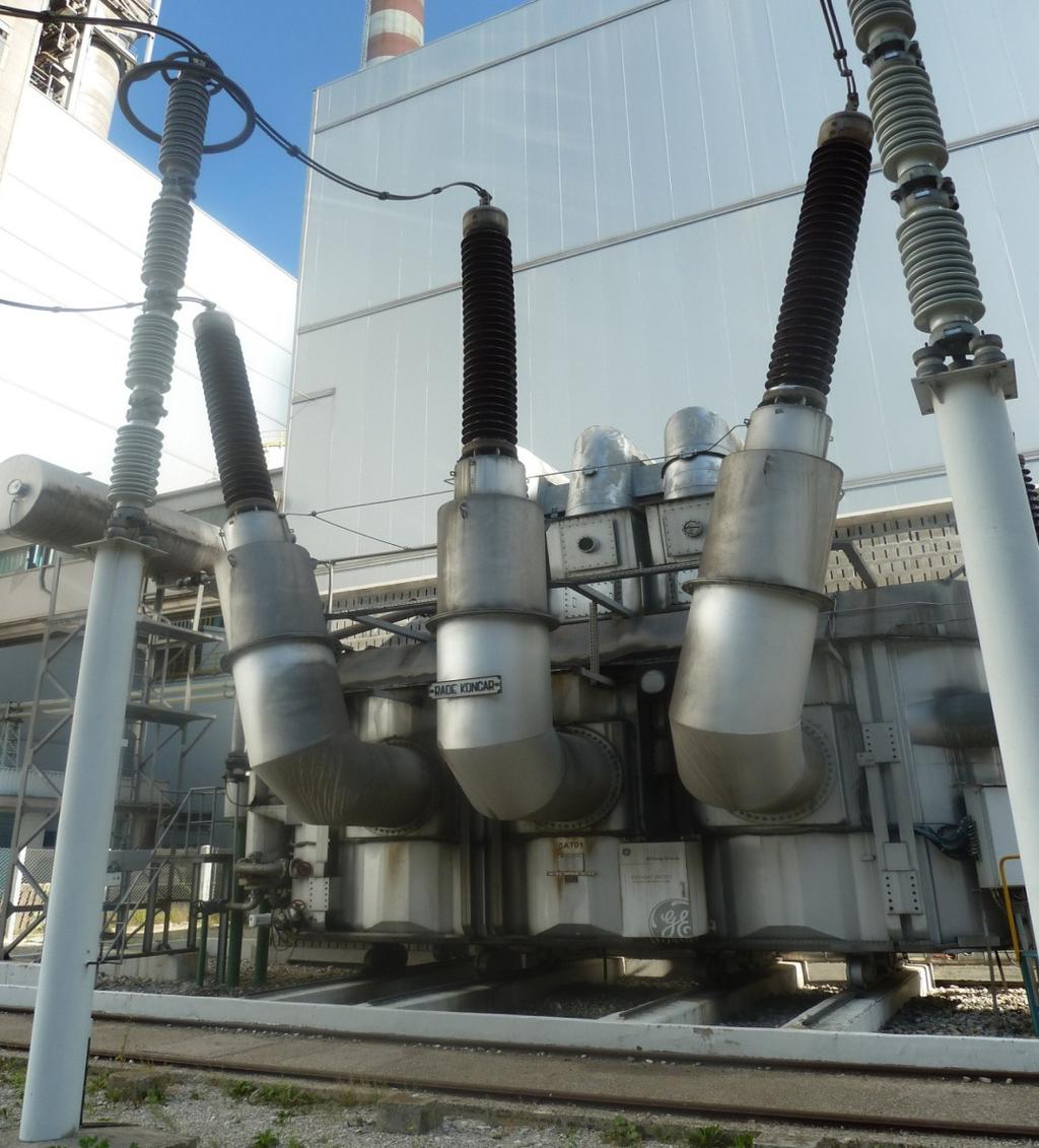 2 400kV stikališča 2.3.2 Tokovni merilni transformatorji Tokovni merilni transformatorji so vgrajeni v visokonapetostnih izvodih energetskega blokovnega transformatorja in so štiri jedrne izvedbe.