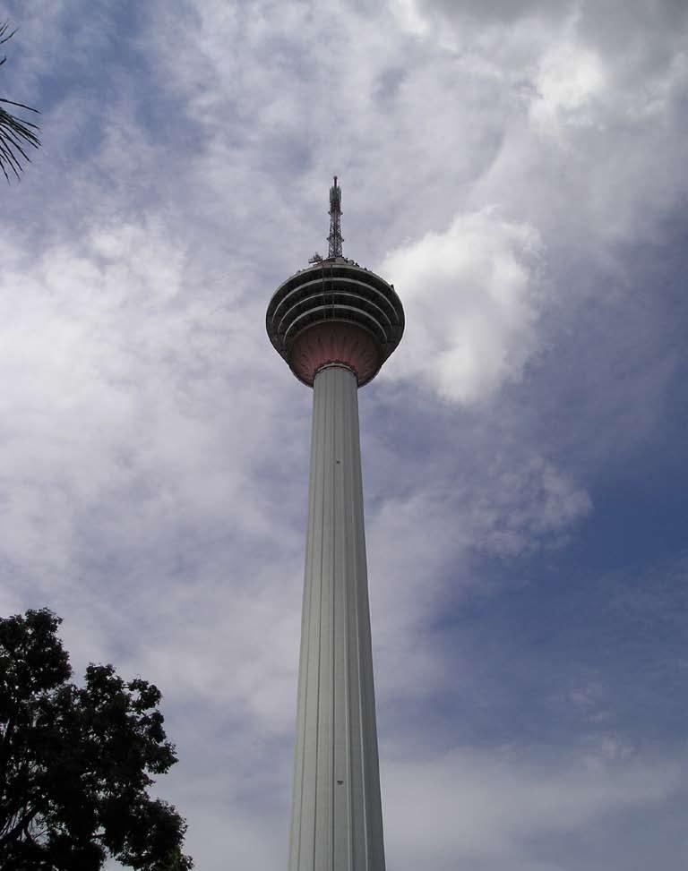 39 Za vsakogar nekaj velemesto, kamor vedno znova prihajajo vizionarski poslovneæi, da bi ustvarili astronomske dobiëke. Kuala Lumpur je mesto, kjer se ustvarja malezijsko bogastvo.
