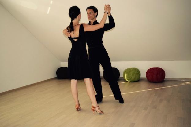 3. PROSTOR: Struktura koreografije definira gibanje bolj na mestu oziroma na enem delu plesišča.
