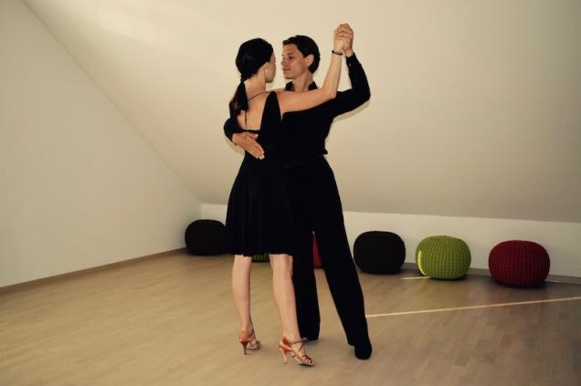 Osnovne telesne pozicije v rumbi (Laird, 1988): Zaprta drža: Kjer se plesalca držita po vzoru standardne drže, vendar ne v strogem kontaktu.
