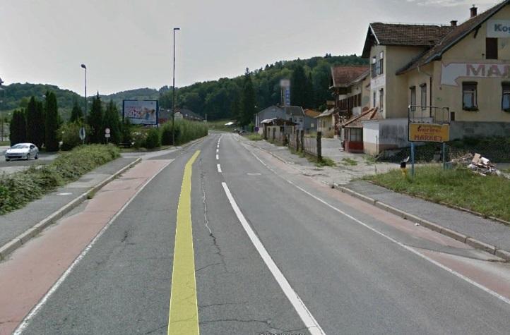V nadaljevanju regionalne ceste križanje z železnico (zapornice). Slika 4: Območje v naselju Pesnica, kolesarji na vozišču. 4.1.3.