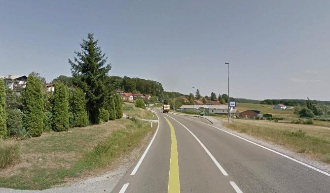 Priključek desno na lokalno cesto v Peklu proti Dragučovi.
