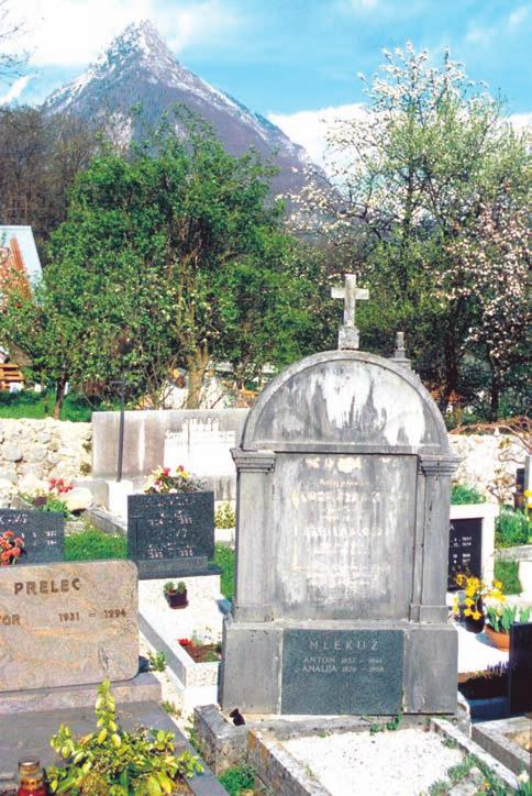 Slika 8: Figure 8: Zasuk nagrobnikov na pokopališču v Bovcu ob potresu leta 1998 (foto: A.
