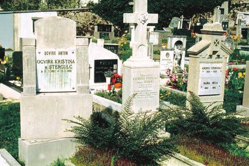 Viri in literatura Slika 7: Figure 7: Zasuk nagrobnika na pokopališču v Bovcu ob potresu leta 1998 (foto: A.