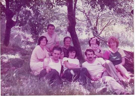 (Jorda i @ivko Spiroski so familijata vo Le{ok, 1983) ( Jorda and Zivko Spiroski with the