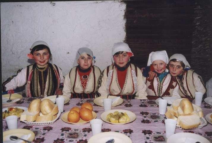 ( Dej~iwa od Le{ok vo nosija, 2004 ) ( Childrens- Lesok in costume, 2004 ) 2.