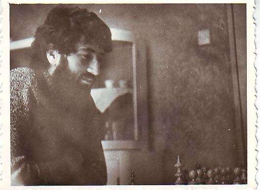 majka mu Jordanka ) ( Lesok, 1970, Mitko Spiroski is playing chess