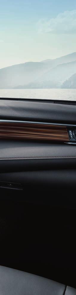 UDOBJE Nova Toyota Camry Hybrid ponuja potniško kabino, v kateri se prepletajo elegantni detajli in vrhunski materiali.