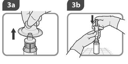 Korak 3 3a 3b 3c Odstranite ohišje z nastavka za vialo in ga zavrzite. Privijte brizgo na nastavek za vialo. Vialo držite v pokončnem položaju in izpraznite vsebino brizge vanjo.