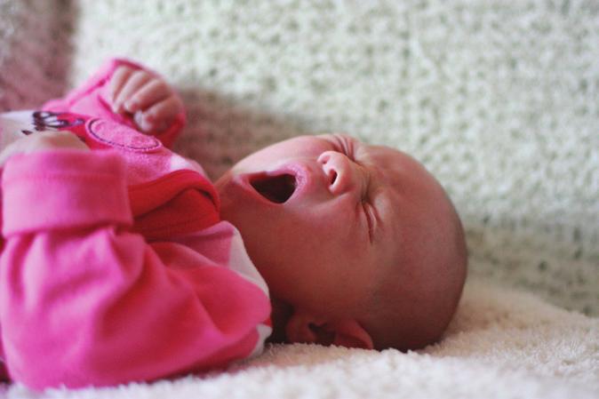 hranjenje podnevi namenjeno povezovanju z otrokom, pa s kratkimi, mirnimi prekinitvami spanja zaradi hranjenja brez pogovarjanja in očesnega stika ob minimalni svetlobi novorojenčku pomagamo pri