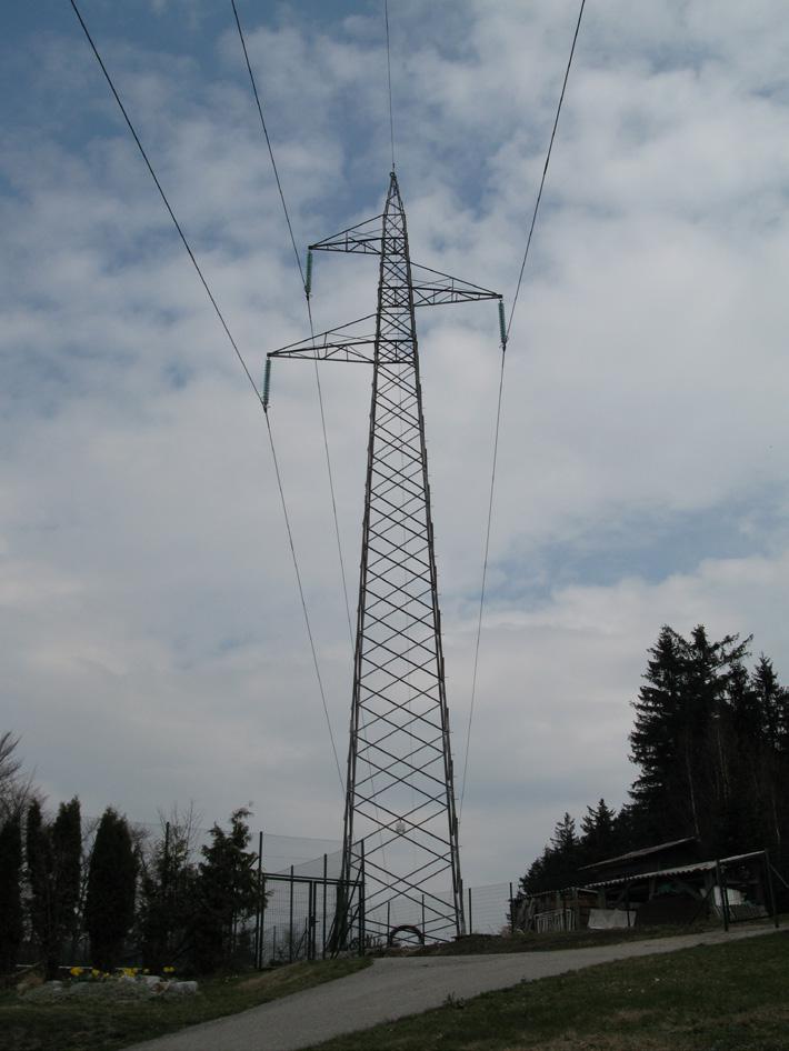 Bistveni objekti in naprave prenosnega elektroenergetskega omrežja so daljnovodi, kablovodi in razdelilne transformatorske postaje (RTP).
